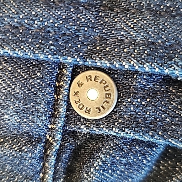 ROCK & Republic Embroidered Dark Wash Distressed Jeans Size 32 x 28 - Picture 4 of 12